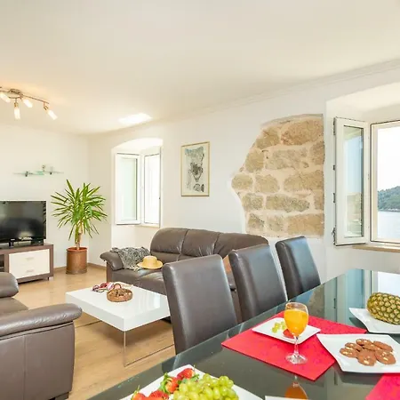 Hedera Estate, Hedera A19 *