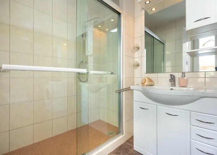 Hedera Estate, Hedera A19 アパート